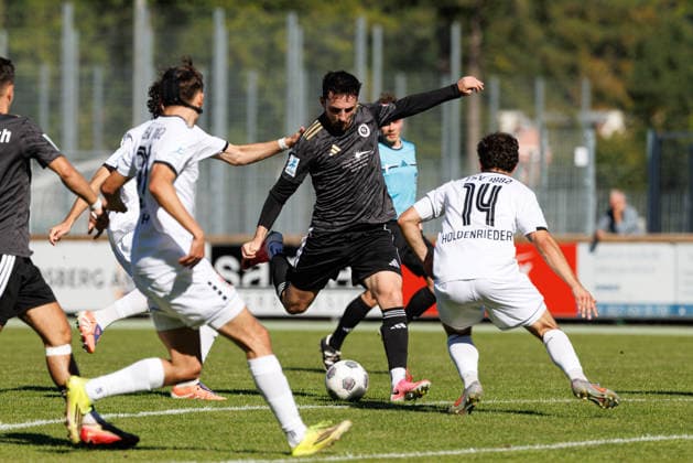 Dino Nuhanovic (7, SpVgg Ansbach) und Maximilian Holdenrieder (14, TSV Landsberg) beim Spiel zwischen TSV Landsberg v SpVgg Ansbach, Fussball, Herren, Regionalliga Bayern, 2026 2027, 11.Spieltag am 26.09.2026 in Landsberg am Lech, Sportpark. Bayern Deutschland