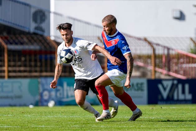 v.li.: Leon Pomnitz (SG Barockstadt, 8), Mart Ristl (VfR Mannheim, 23), Zweikampf, Spielszene, Duell, duel, tackle, tackling, Dynamik, Action, Aktion, 26.09.2026, Mannheim (Deutschland), Fussball, Regionalliga Südwest, VfR Mannheim - SG Barockstadt Fulda-Lehnerz