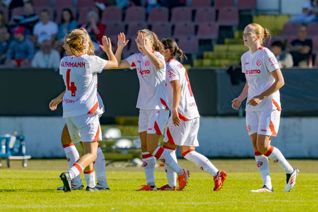 Ingolstadt, Deutschland 26. September 2026: DFB-Pokal Frauen - 2026 2027 - 1. Hauptrunde - FC Ingolstadt 04 gegen 1. FSV Mainz 05 Im Bild: in der Traube Torschützin Vital Kats (FSV) jubelt nach ihrem Tor zum 1:2 mit ihren Teamkolleginnen. DFL DFB regulations prohibit any use of photographs as image sequences and or quasi-video ESV-Stadion Bayern Copyright: xFotostandx xSchäferx
