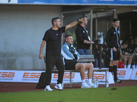 Fussball, Herren, Regionalliga Bayern, Saison 2026 2027, SV Wacker Burghausen - TSV 1860 München , flatbuy-Stadion an der Liebigstraße Alper Kayabunar, Trainer (TSV 1860 München) hebt den linken Arm hier an der Seitenlinie
