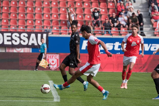Osman Atilgan (HFC, 10) trifft gegen Charmaine Häusl (Preussen, 21) zum 2:2, Tor, Hallescher FC vs. BFC Preussen 1894 e.V., Fussball, Regionalliga Nordost, 11. Spieltag, Saison 2026 27, 26.09.2026 Halle Leuna Chemie Stadion ST Deutschland