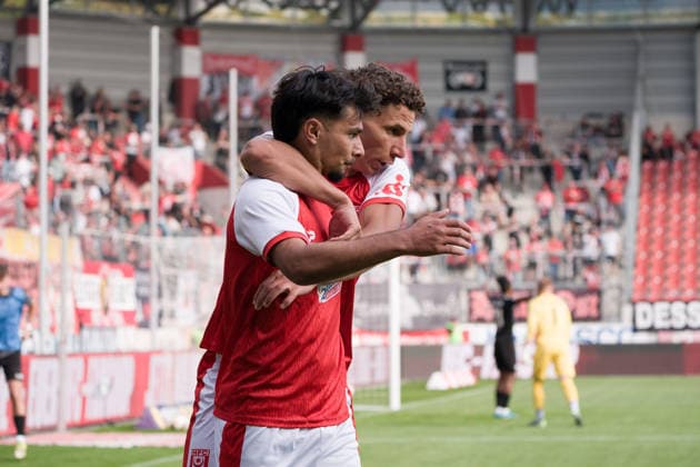 Osman Atilgan (HFC, 10) wird umarmt von Soufian Benyamina (HFC, 90) nach seinem Tor zum 2:2, Hallescher FC vs. BFC Preussen 1894 e.V., Fussball, Regionalliga Nordost, 11. Spieltag, Saison 2026 27, 26.09.2026 Halle Leuna Chemie Stadion ST Deutschland