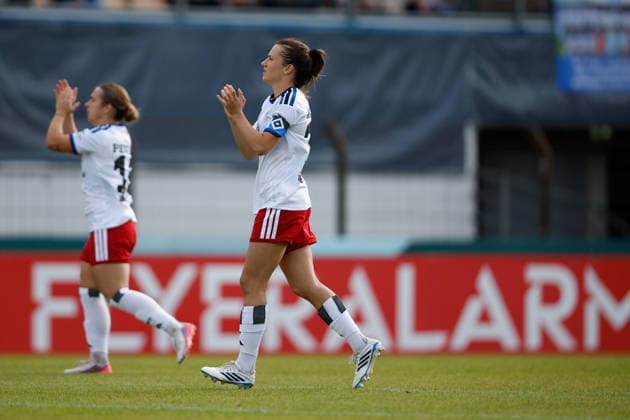 Fußball I Frauen I Saison 2026-2027 I DFB Pokal I SV Meppen - Hamburger SV I 26.09.2026 Pauline Machtens (28, Hamburger SV) bedankt sich vorm Spiel bei den Fans und klatscht. Freisteller, Nahaufnahme, Porträt, Portrait, Einzelfoto, Einzelbild, Körper Meppen Hänsch-Arena Niedersachsen Deutschland Copyright: xLobeca CedricxSiefkerx