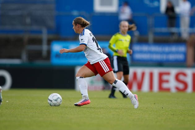 Fußball I Frauen I Saison 2026-2027 I DFB Pokal I SV Meppen - Hamburger SV I 26.09.2026 Leila Peneau (15, Hamburger SV) Freisteller, Nahaufnahme, Porträt, Portrait, Einzelfoto, Einzelbild, Körper im Ballbesitz Dribbling Meppen Hänsch-Arena Niedersachsen Deutschland Copyright: xLobeca CedricxSiefkerx