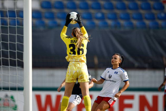 Fußball I Frauen I Saison 2026-2027 I DFB Pokal I SV Meppen - Hamburger SV I 26.09.2026 Jule Baum (36, Hamburger SV) fängt den Ball nach einer Flanke. Meppen Hänsch-Arena Niedersachsen Deutschland Copyright: xLobeca CedricxSiefkerx