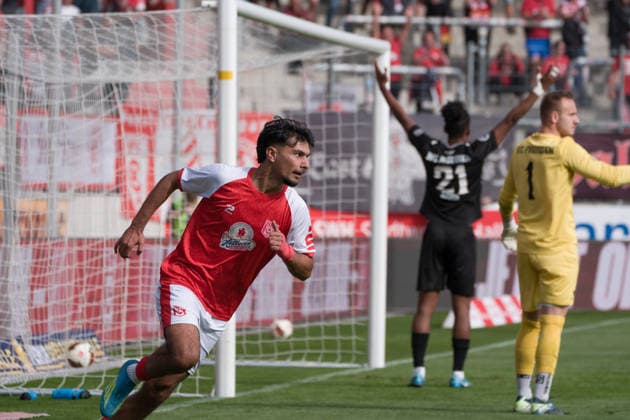 Osman Atilgan (HFC, 10) nach seinem Tor zum 2:2, Hallescher FC vs. BFC Preussen 1894 e.V., Fussball, Regionalliga Nordost, 11. Spieltag, Saison 2026 27, 26.09.2026 Halle Leuna Chemie Stadion ST Deutschland