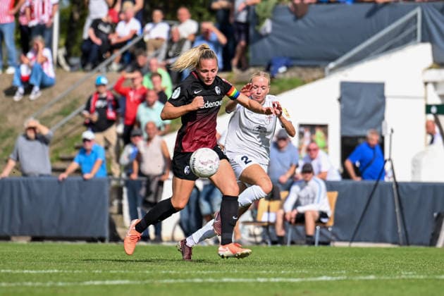 25.09.2026, Fußball, 1. HauptrunDFB-Pokal Frauen 2026 2027, SG 99 Andernach - SC Freiburg Lisa Karl (2 SC Freiburg) und Isabel Pfeiffer (21 Andernach) kämpfen im Laufduell um den Ball.