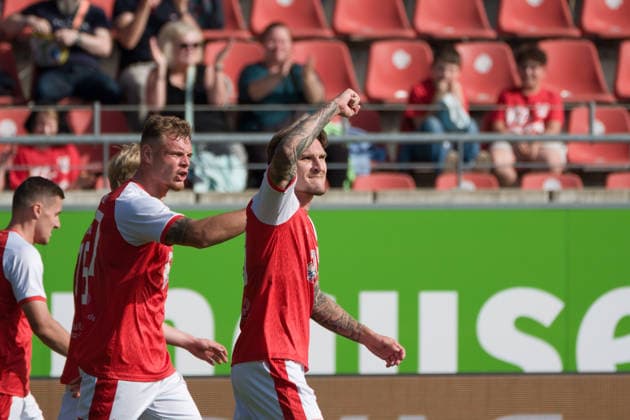 Niclas Stierlin (HFC, 13) mit geballter Faust nach seinem Tor zum 3:2, Hallescher FC vs. BFC Preussen 1894 e.V., Fussball, Regionalliga Nordost, 11. Spieltag, Saison 2026 27, 26.09.2026 Halle Leuna Chemie Stadion ST Deutschland