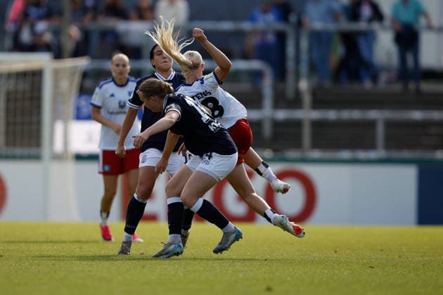 Fußball I Frauen I Saison 2026-2027 I DFB Pokal I SV Meppen - Hamburger SV I 26.09.2026 Bente Bode (14, SV Meppen) und Martens (18,Hamburger SV) im Zweikampf. Meppen Hänsch-Arena Niedersachsen Deutschland Copyright: xLobeca CedricxSiefkerx