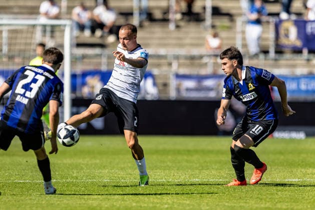 v.l. Mattis Hoppe (SSV Ulm 1846 Fußball, 02), Shawn Marc Blum (SV Eintracht-Trier, 10) SSV Ulm 1846 Fußball vs. SV Eintracht Trier, Fussball, Regionalliga Südwest, 9. Spieltag, Donaustadion Ulm 26.09.26 Ulm Copyright: xLuccaxFundelx EP_EER