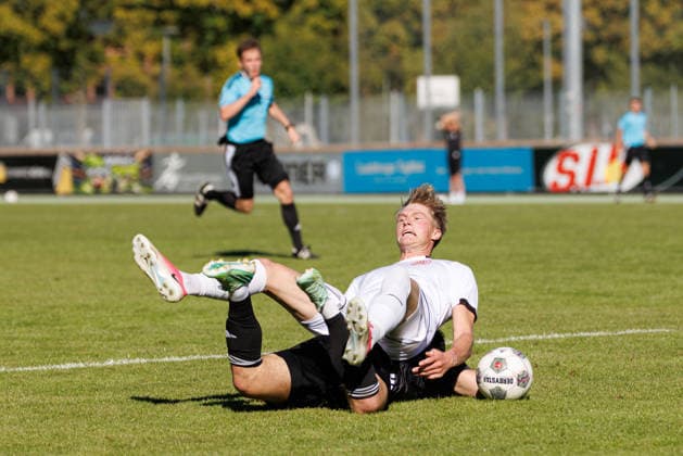 Benedikt Kuhn (24, TSV Landsberg) und Patrick Kroiß (10, SpVgg Ansbach) beim Spiel zwischen TSV Landsberg v SpVgg Ansbach, Fussball, Herren, Regionalliga Bayern, 2026 2027, 11.Spieltag am 26.09.2026 in Landsberg am Lech, Sportpark. Bayern Deutschland