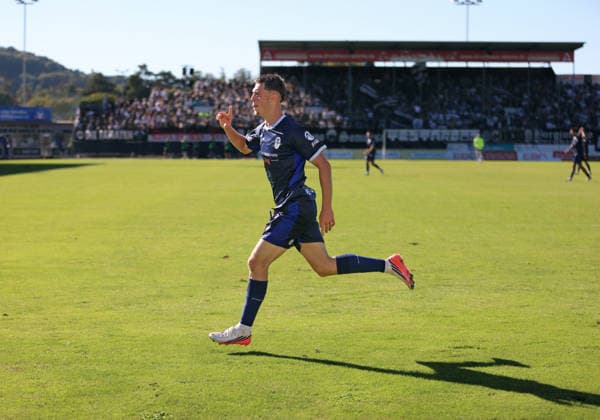 Fussball, Herren, Regionalliga Bayern, Saison 2026 2027, SV Wacker Burghausen - TSV 1860 München , flatbuy-Stadion an der Liebigstraße 1:1 durch Emre Erdogan (TSV 1860 München) Tor, Ausgleich, Jubel