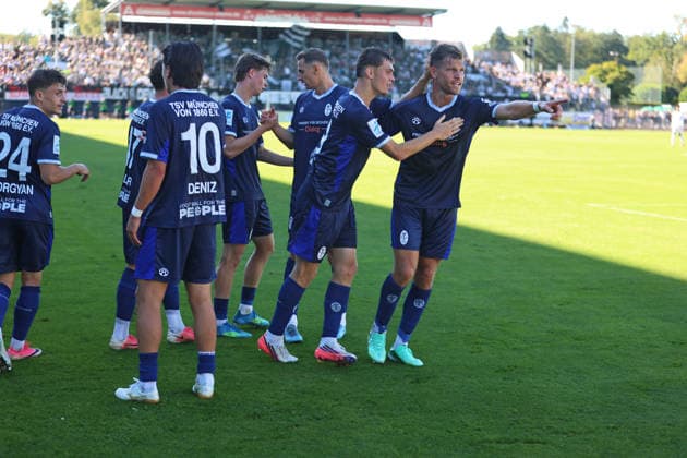Fussball, Herren, Regionalliga Bayern, Saison 2026 2027, SV Wacker Burghausen - TSV 1860 München , flatbuy-Stadion an der Liebigstraße 1:1 durch Emre Erdogan (TSV 1860 München) Tor, Ausgleich, Jubel