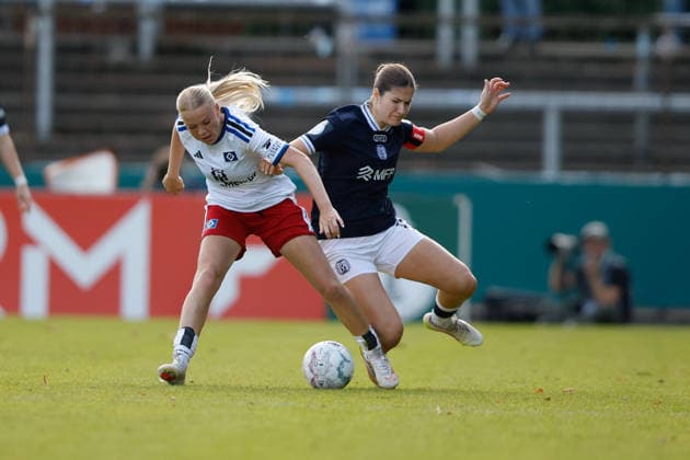 Fußball I Frauen I Saison 2026-2027 I DFB Pokal I SV Meppen - Hamburger SV I 26.09.2026 Martens (18,Hamburger SV) und Anouk Blaschka (10, SV Meppen) im Zweikampf. Meppen Hänsch-Arena Niedersachsen Deutschland Copyright: xLobeca CedricxSiefkerx