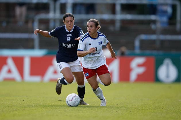 Fußball I Frauen I Saison 2026-2027 I DFB Pokal I SV Meppen - Hamburger SV I 26.09.2026 Rahel Lang (16, SV Meppen) und Leila Peneau (15, Hamburger SV) im Zweikampf Meppen Hänsch-Arena Niedersachsen Deutschland Copyright: xLobeca CedricxSiefkerx