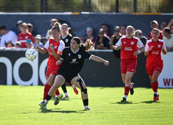 Fussball DFB Pokal Frauen 1. Runde Saison 2026 2027 26.09.2026 SV Eutingen - FC Carl Zeiss Jena Marie Johner (li, SV Eutingen) gegen Anna Olmala (Mitte, FC Carl Zeiss Jena)