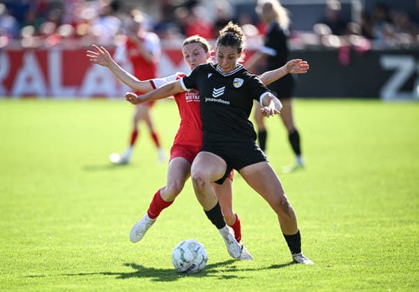 Fussball DFB Pokal Frauen 1. Runde Saison 2026 2027 26.09.2026 SV Eutingen - FC Carl Zeiss Jena Jana Rinderknecht (li, SV Eutingen) gegen Annika Wohner (Mitte, FC Carl Zeiss Jena)