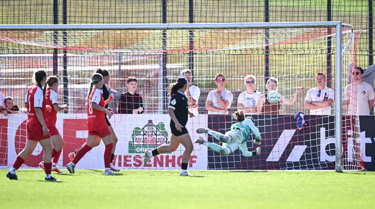 Fussball DFB Pokal Frauen 1. Runde Saison 2026 2027 26.09.2026 SV Eutingen - FC Carl Zeiss Jena Tor zum 0-2 Torfrau Alina Berndsen (SV Eutingen) machtlos