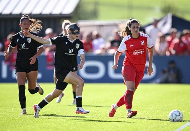 Fussball DFB Pokal Frauen 1. Runde Saison 2026 2027 26.09.2026 SV Eutingen - FC Carl Zeiss Jena Isabella Hartig (re SV Eutingen) gegen Emily Reske (Mitte, (Mitte, FC Carl Zeiss Jena)