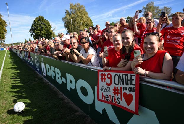 Fussball DFB Pokal Frauen 1. Runde Saison 2026 2027 26.09.2026 SV Eutingen - FC Carl Zeiss Jena Rund 1200 Zuschauer auf dem Sportgelaende in Eutingen, Fans von Lene Berner mit einem Plakat