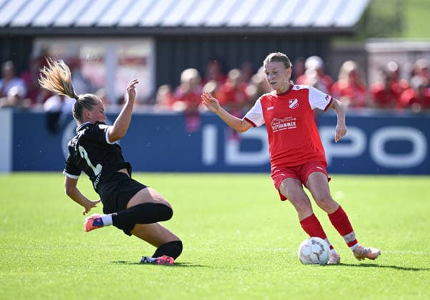 Fussball DFB Pokal Frauen 1. Runde Saison 2026 2027 26.09.2026 SV Eutingen - FC Carl Zeiss Jena Julia Chrzanowski (li, SV Eutingen) gegen Laura Lillholm Petersen (re, FC Carl Zeiss Jena)