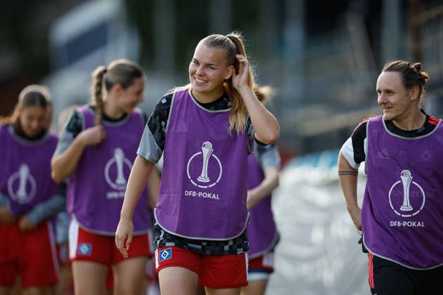 Fußball I Frauen I Saison 2026-2027 I DFB Pokal I SV Meppen - Hamburger SV I 26.09.2026 Svea Stoldt (8, Hamburger SV) lacht in die Kamera als sie zum aufwärmen kommt Meppen Hänsch-Arena Niedersachsen Deutschland Copyright: xLobeca CedricxSiefkerx