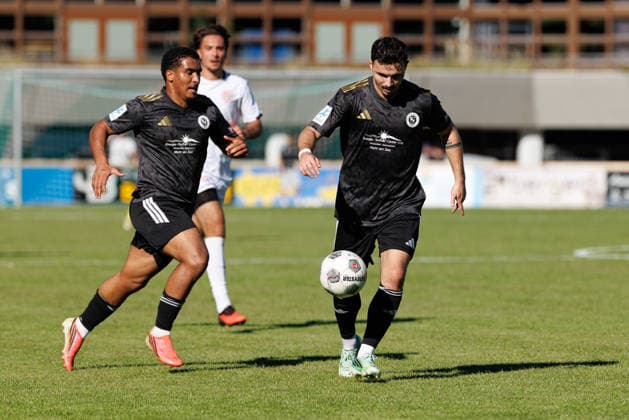 Patrick Kroiß (10, SpVgg Ansbach) und Ken Mata (11, SpVgg Ansbach) beim Spiel zwischen TSV Landsberg v SpVgg Ansbach, Fussball, Herren, Regionalliga Bayern, 2026 2027, 11.Spieltag am 26.09.2026 in Landsberg am Lech, Sportpark. Bayern Deutschland