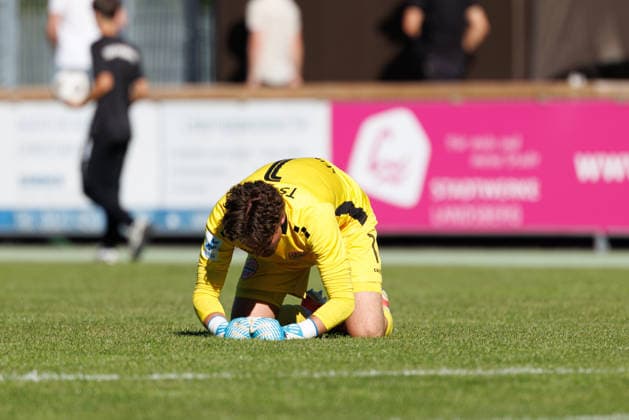 Leopold Leimeister (1, TSV Landsberg) Knie am Boden und ist enttäuscht beim Spiel zwischen TSV Landsberg v SpVgg Ansbach, Fussball, Herren, Regionalliga Bayern, 2026 2027, 11.Spieltag am 26.09.2026 in Landsberg am Lech, Sportpark. Bayern Deutschland