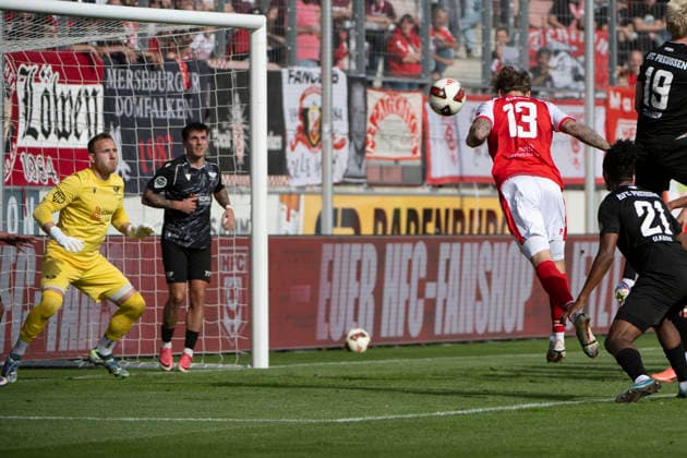 Regionalliga Nordost -Saison 26 27 Hallescher FC vs.BFC Preussen Berlin 1894 e.V. Halle, Deutschland 26.September 2026: Im Bild:v.li.Torhueter Florian Palmowski (Berlin) und Niclas Stierlin (Halle) macht das Tor zum 3:2 Halle Saale Leuna Chemie Stadion Sachsen-Anhalt Deutschland