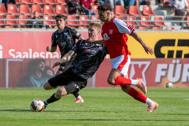 Regionalliga Nordost -Saison 26 27 Hallescher FC vs.BFC Preussen Berlin 1894 e.V. Halle, Deutschland 26.September 2026: Im Bild:v. li. im Zweikampf Lucas Vierling (Berlin) und Soufian Benyamina (Halle) Halle Saale Leuna Chemie Stadion Sachsen-Anhalt Deutschland