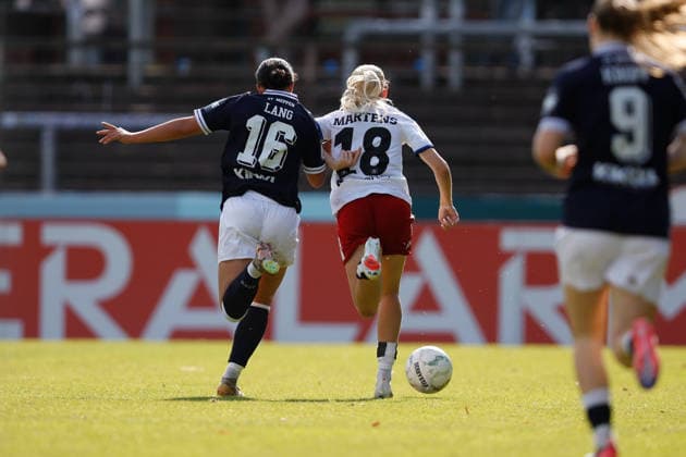 Fußball I Frauen I Saison 2026-2027 I DFB Pokal I SV Meppen - Hamburger SV I 26.09.2026 Rahel Lang (16, SV Meppen) und Lena Martens (18,Hamburger SV) im Zweikampf Meppen Hänsch-Arena Niedersachsen Deutschland Copyright: xLobeca CedricxSiefkerx
