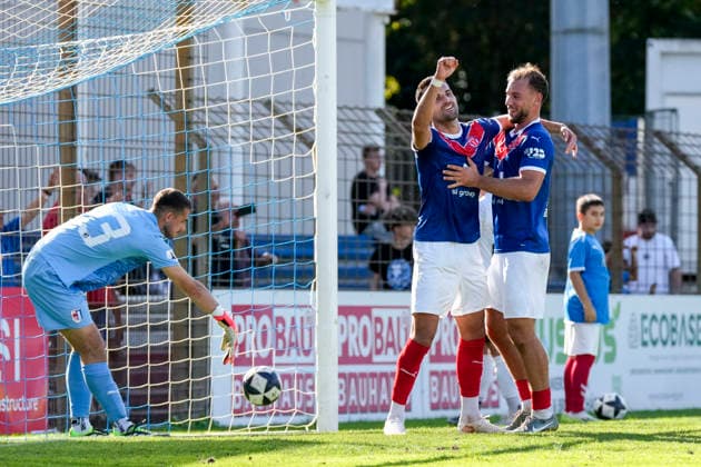 v.li.: Torschütze Mehdi Hetemaj (VfR Mannheim, 34), Melvin Ramusovic (VfR Mannheim, 6), Spieler vom VfR Mannheim, jubeln über das Tor zum 5:1, Jubel, Torjubel, Torerfolg, celebrate the goal, goal, celebration, jubelt ueber das Tor, Freuen, Freude, freut sich, optimistisch, positiv, Spielszene, Highlight, Action, Aktion, 26.09.2026, Mannheim (Deutschland), Fussball, Regionalliga Südwest, VfR Mannheim - SG Barockstadt Fulda-Lehnerz