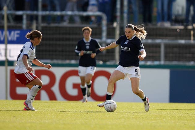 Fußball I Frauen I Saison 2026-2027 I DFB Pokal I SV Meppen - Hamburger SV I 26.09.2026 Marleen Kropp (9, SV Meppen) dribbelt auf Leila Peneau (15, Hamburger SV) zu. Meppen Hänsch-Arena Niedersachsen Deutschland Copyright: xLobeca CedricxSiefkerx