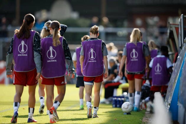 Fußball I Frauen I Saison 2026-2027 I DFB Pokal I SV Meppen - Hamburger SV I 26.09.2026 Hamburger SV geht nach dem Aufwärmen in der ersten Halbzeit zurück Richtung Bank Leibchen DFB Pokal Meppen Hänsch-Arena Niedersachsen Deutschland Copyright: xLobeca CedricxSiefkerx