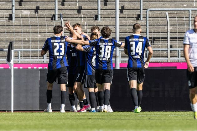 Torjubel Jubel Freude nach Treffer Tor Torschuss zum 0:1 durch Jonas Singer (SV Eintracht-Trier, 31). Team Mannschaft Eintracht Trier SSV Ulm 1846 Fußball vs. SV Eintracht Trier, Fussball, Regionalliga Südwest, 9. Spieltag, Donaustadion Ulm 26.09.26 SSV Ulm 1846 Fußball vs. SV Eintracht Trier, Fussball, Regionalliga Südwest, 9. Spieltag, Donaustadion Ulm 26.09.26 Ulm Copyright: xEibner-Pressefotox EP_EER