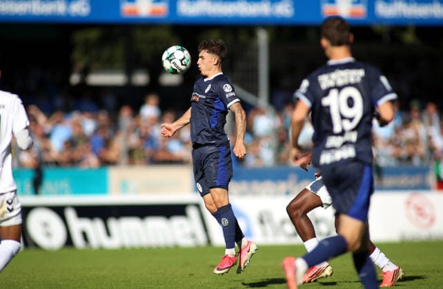 Fussball, Herren, Regionalliga Bayern, Saison 2026 2027, SV Wacker Burghausen - TSV 1860 München , flatbuy-Stadion an der Liebigstraße Mark Gevorgyan (TSV 1860 München) mit Blick auf den Ball
