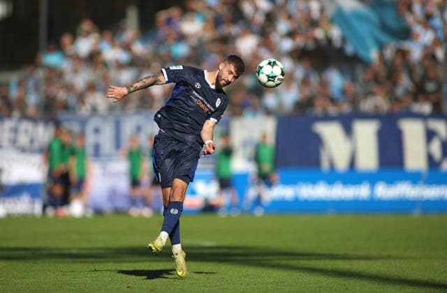 Fussball, Herren, Regionalliga Bayern, Saison 2026 2027, SV Wacker Burghausen - TSV 1860 München , flatbuy-Stadion an der Liebigstraße Eric Uhlmann (TSV 1860 München) spielt einen Ball mit dem Kopf
