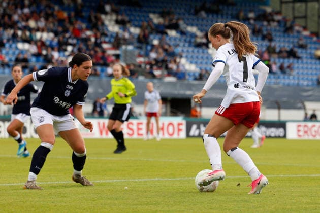 Fußball I Frauen I Saison 2026-2027 I DFB Pokal I SV Meppen - Hamburger SV I 26.09.2026 Camilla Linberg (7, Hamburger SV) im Zweikampf mit Rahel Lang (16, SV Meppen) Meppen Hänsch-Arena Niedersachsen Deutschland Copyright: xLobeca CedricxSiefkerx