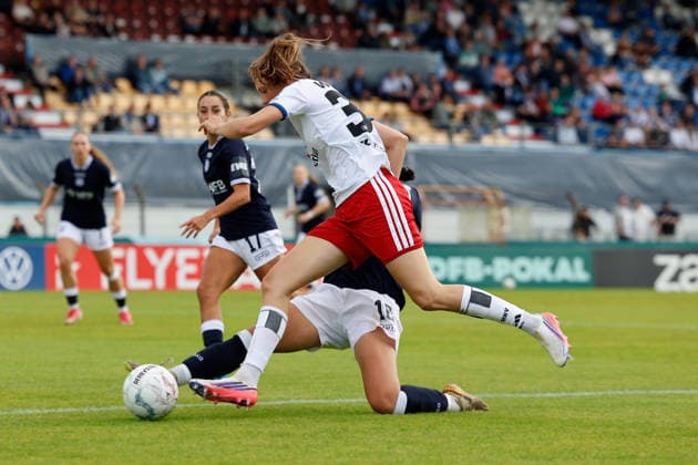 Fußball I Frauen I Saison 2026-2027 I DFB Pokal I SV Meppen - Hamburger SV I 26.09.2026 Lotta Wrede (32, Hamburger SV) Rahel Lang (16, SV Meppen) im Zweikampf. Meppen Hänsch-Arena Niedersachsen Deutschland Copyright: xLobeca CedricxSiefkerx
