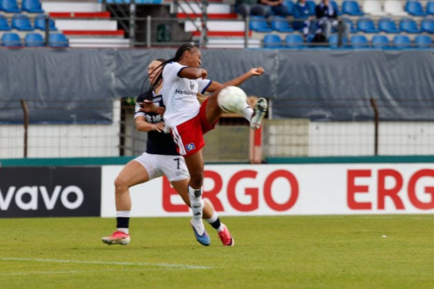 Fußball I Frauen I Saison 2026-2027 I DFB Pokal I SV Meppen - Hamburger SV I 26.09.2026 Celainy Obispo (5, Hamburger SV) nimmt den Ball im Strafraum an. Meppen Hänsch-Arena Niedersachsen Deutschland Copyright: xLobeca CedricxSiefkerx