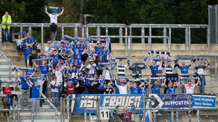 26.09.2026, Hänsch-Arena, Meppen, GER, Frauen Fußball, DFB-Pokal: SV Meppen vs Hamburger SV, die HSV-Fans im Gästeblock DFL REGULATIONS PROHIBIT ANY USE OF PHOTOGRAPHS AS IMAGE SEQUENCES AND OR QUASI-VIDEO. Meppen Niedersachsen Hänsch-Arena