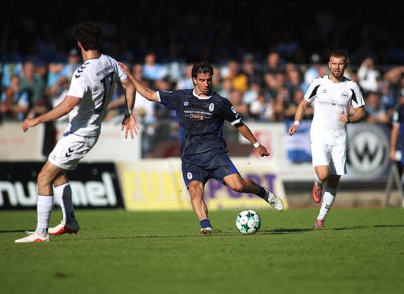 Fussball, Herren, Regionalliga Bayern, Saison 2026 2027, SV Wacker Burghausen - TSV 1860 München , flatbuy-Stadion an der Liebigstraße Tunay Deniz (TSV 1860 München) bei einem Torschuss, Ball, Abschluss
