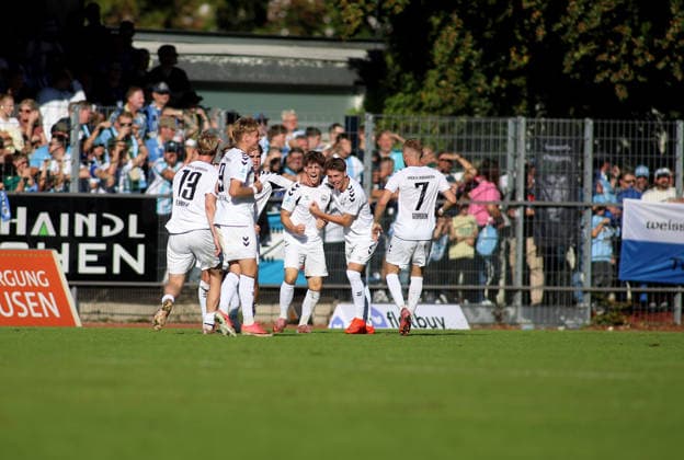 Fussball, Herren, Regionalliga Bayern, Saison 2026 2027, SV Wacker Burghausen - TSV 1860 München , flatbuy-Stadion an der Liebigstraße 2:1 durch Maximilian Schuhbauer (SV Wacker Burghausen) Tor, Jubel