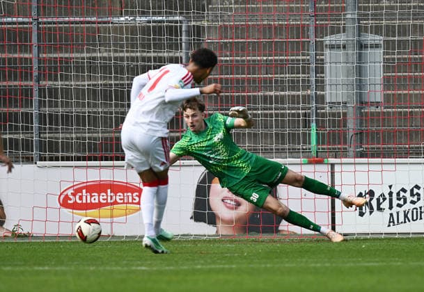 26.09.2026, xophax, Fussball , Regionalliga West 26 27 Franz Kremer Stadion : 1.FC Köln gegen VFB 03 Hilden . Nilas Kossi Yacobi ( 1.FC Köln ) verwandelt Elfmeter . Torwart Yannic Lenze ( Hilden ) Koeln