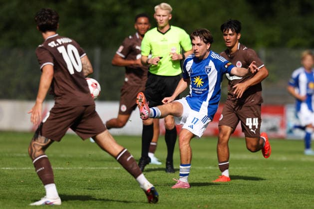 26.09.2026, Fussball, Herren, Regionalliga Nord, 16. Spieltag, FC St Pauli II - BSV Kickers Emden Sandro Plechaty (weiß 17 BSV Kickers Emden) im Zweikampf mit Noah Gumpert (10 FC St Pauli II)