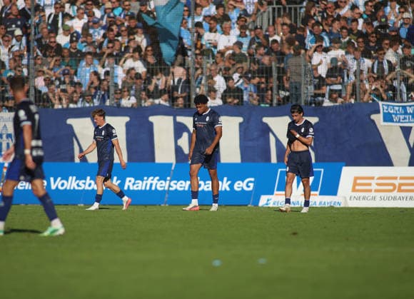 Fussball, Herren, Regionalliga Bayern, Saison 2026 2027, SV Wacker Burghausen - TSV 1860 München , flatbuy-Stadion an der Liebigstraße Niedergeschlagen und enttäuscht Julian Bell (TSV 1860 München), Arian Ortivero Calderon (TSV 1860 München) Tunay Deniz (TSV 1860 München)