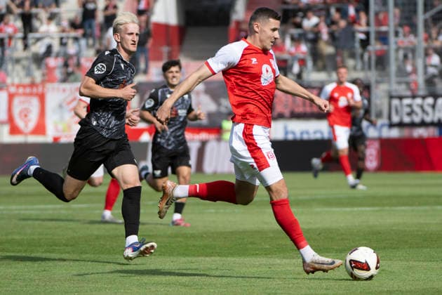 Regionalliga Nordost -Saison 26 27 Hallescher FC vs.BFC Preussen Berlin 1894 e.V. Halle, Deutschland 26.September 2026: Im Bild:v.li.Finn Cramer (Berlin) und Marius Hauptmann (Halle) Halle Saale Leuna Chemie Stadion Sachsen-Anhalt Deutschland