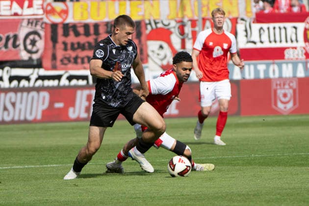 Regionalliga Nordost -Saison 26 27 Hallescher FC vs.BFC Preussen Berlin 1894 e.V. Halle, Deutschland 26.September 2026: Im Bild:v.li.Nino Lessel (Berlin) und Stanley Ratifo (Halle) Halle Saale Leuna Chemie Stadion Sachsen-Anhalt Deutschland