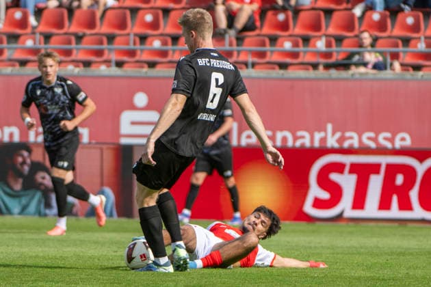 Regionalliga Nordost -Saison 26 27 Hallescher FC vs.BFC Preussen Berlin 1894 e.V. Halle, Deutschland 26.September 2026: Im Bild:v. li. im Zweikampf Lucas Vierling (Berlin) und Osman Atilgan (Halle) Halle Saale Leuna Chemie Stadion Sachsen-Anhalt Deutschland
