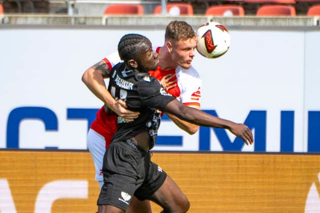 Regionalliga Nordost -Saison 26 27 Hallescher FC vs.BFC Preussen Berlin 1894 e.V. Halle, Deutschland 26.September 2026: Im Bild:v.li.Oluwaseunnla Eni-Owo Adekunle (Berlin) und Vin Kastull (Halle) Halle Saale Leuna Chemie Stadion Sachsen-Anhalt Deutschland